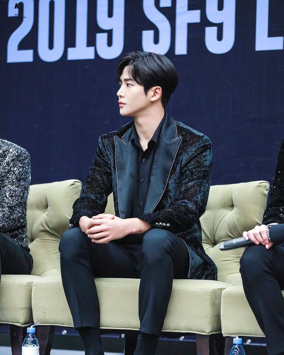 <a href="/sxiaotimg/">Sienna! #jiriddingmenika</a> <a href="/jiriddingz/">JIRIDDINGLAND</a> Begitu mendengar namanya terpanggil ia segera berdiri dari duduknya dan melangkahkan kakinya di tempat yang telah di tunjuk Sienna sang MC.

"Selamat malam semuanya, senang sekali kita semua bisa berkumpul malam ini di acara yang sakral dengan keadaan sehat dan bahagia. "