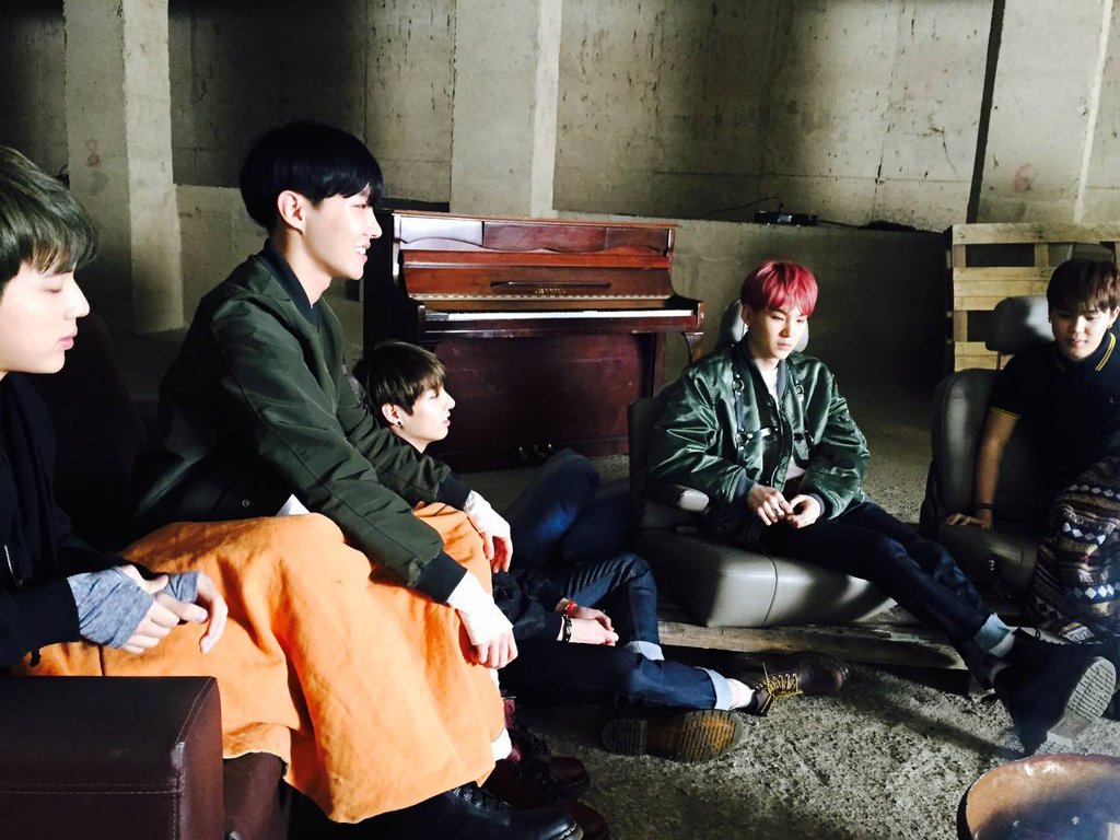 vjoonism's tweet image. TAEHYUNG JUST SHARED PICS FROM HYYH ERA ON FANCAFE????? HELLO????????