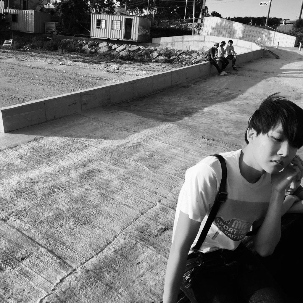 btschartsdailyc's tweet image. #V posted a new photos of #BTS content/HYYH content via Fancafe! (2)