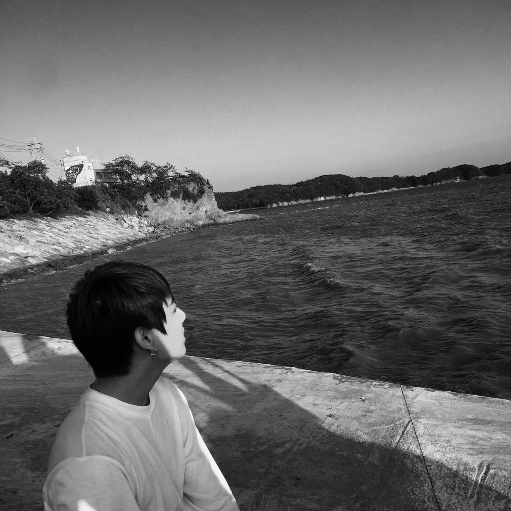 btschartsdailyc's tweet image. #V posted a new photos of #BTS content/HYYH content via Fancafe! (2)