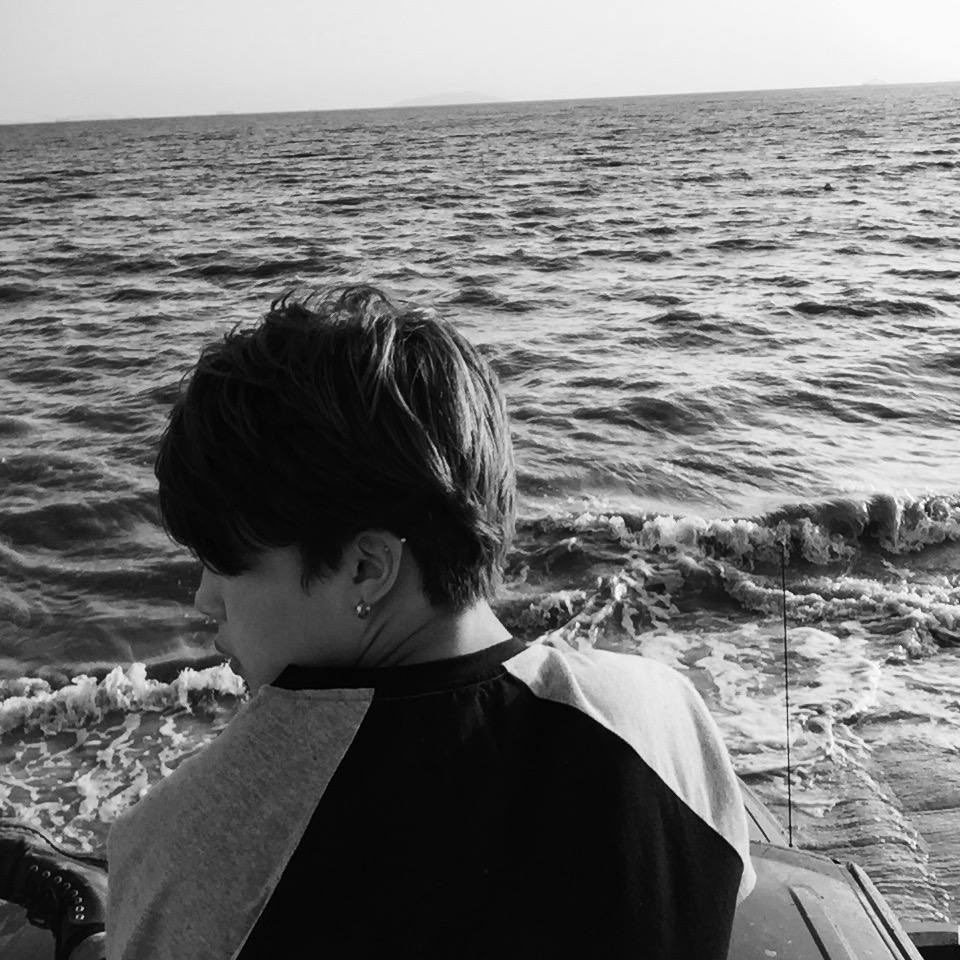 btschartsdailyc's tweet image. #V posted a new photos of #BTS content/HYYH content via Fancafe! (2)