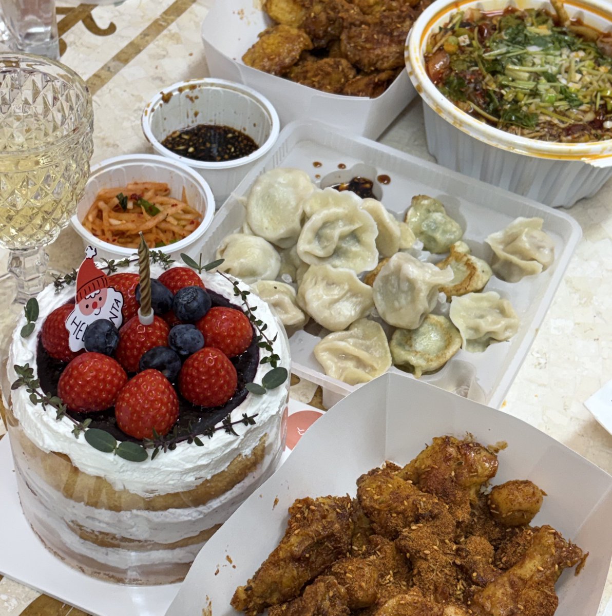 wgxiaosx's tweet photo. 여자아이들은 무엇으로 이루어져있을까 ?
옛날마라탕과 중국식만두쓰리콤보
쯔란윙봉치킨과 마오차이
베리베리수제케익과 오타쿠 도넛
그리고 ... 걸스나잇 https://t.co/skjpIPfz0t