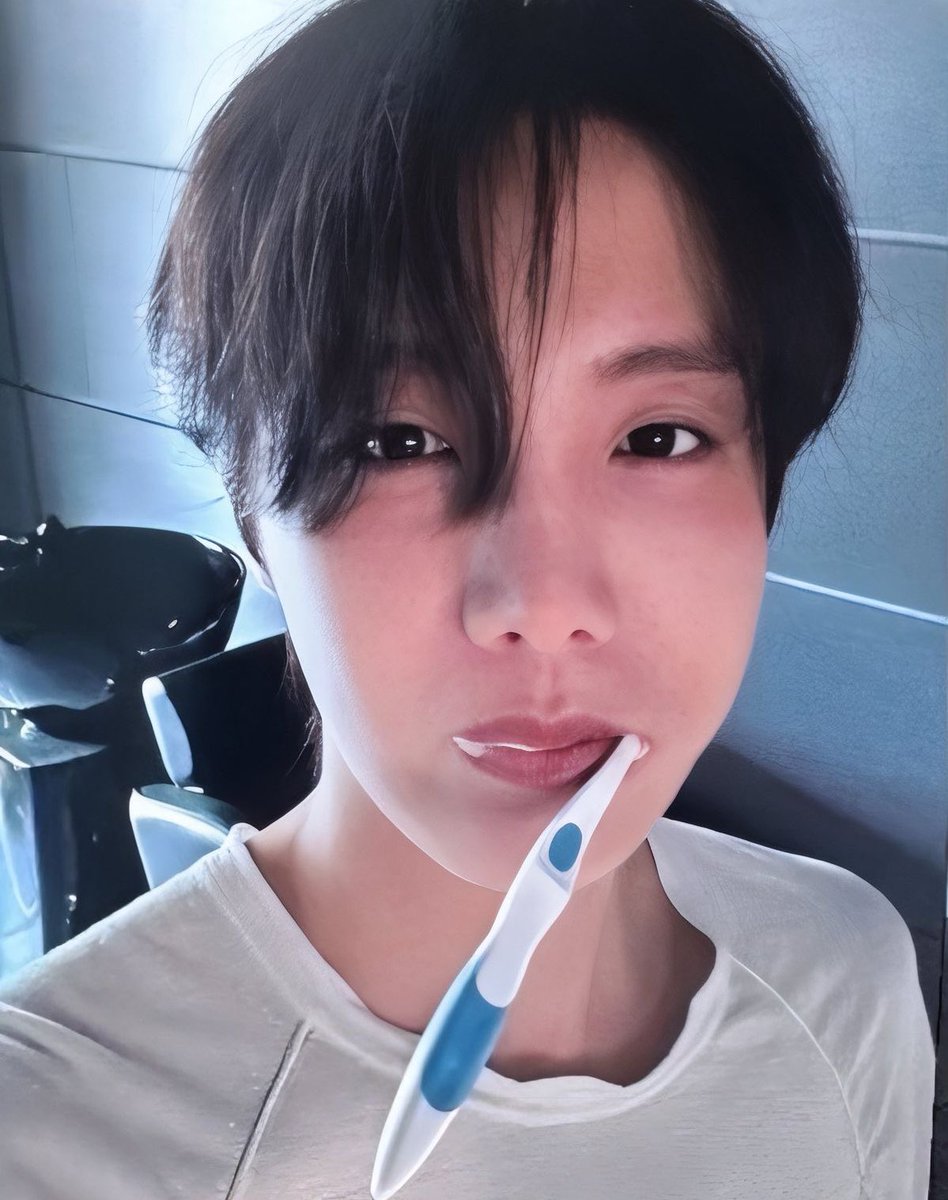 itsopegirl's tweet photo. toothbrush selca besties https://t.co/h9hCfki63S