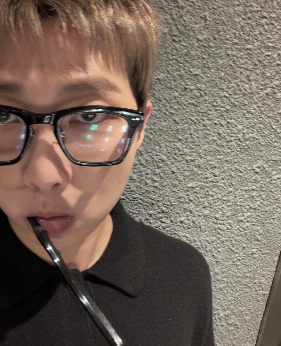 itsopegirl's tweet photo. toothbrush selca besties https://t.co/h9hCfki63S