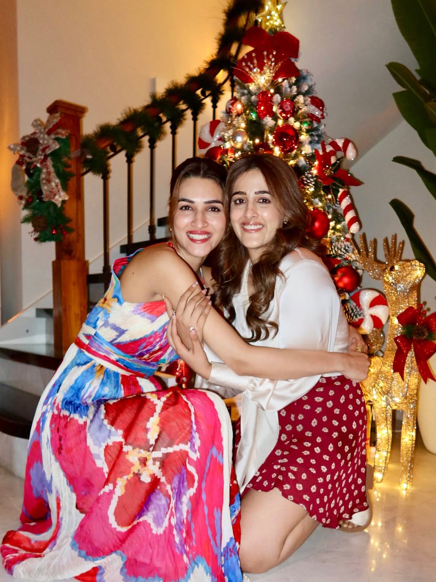 indiaforums's tweet photo. Kriti Sanon and family were busy celebrating Christmas so better a late post 🤩🎄
.
.
.
#KritiSanon #ChristmasCelebration #LatePost #IF #IndiaForums https://t.co/3okvD6r4T9