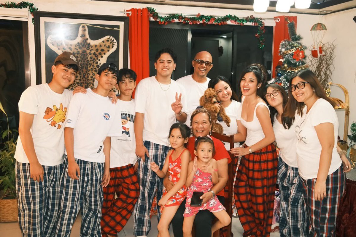 “Merry Christmas! 🎁🎄” - Shuvee

IG - instagram.com/p/DSukfgXkV6Z/…

So proud of you, Shuvs! Sobrang sarap sa pakiramdam makapagbigay. 🥹🫶

#ShuveeEtrata | Shuvee Etrata