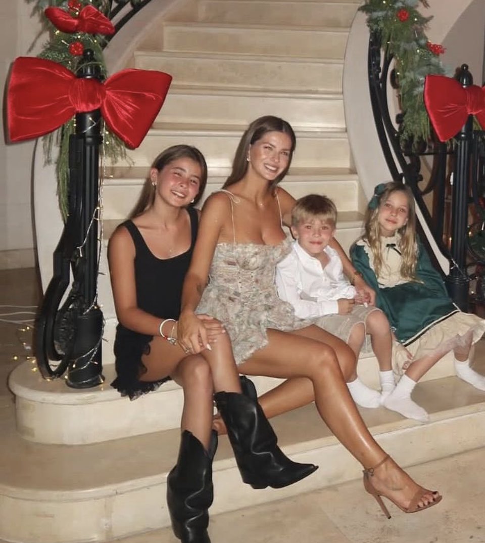 simonalov's tweet image. La moncha @chinasuarez dice mi primera navidad imitando a Wanda, la monchita mi primera navidad siendo francesca está enferma esta mujer @SQP_oficial @elejercitodelam vistió a las pibas iguales, ya conocemos la intención