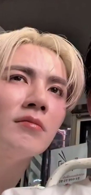 papangzn's tweet image. ตอนดูคู่อื่น                               ตอนแฟนมานั่งตักด้วย