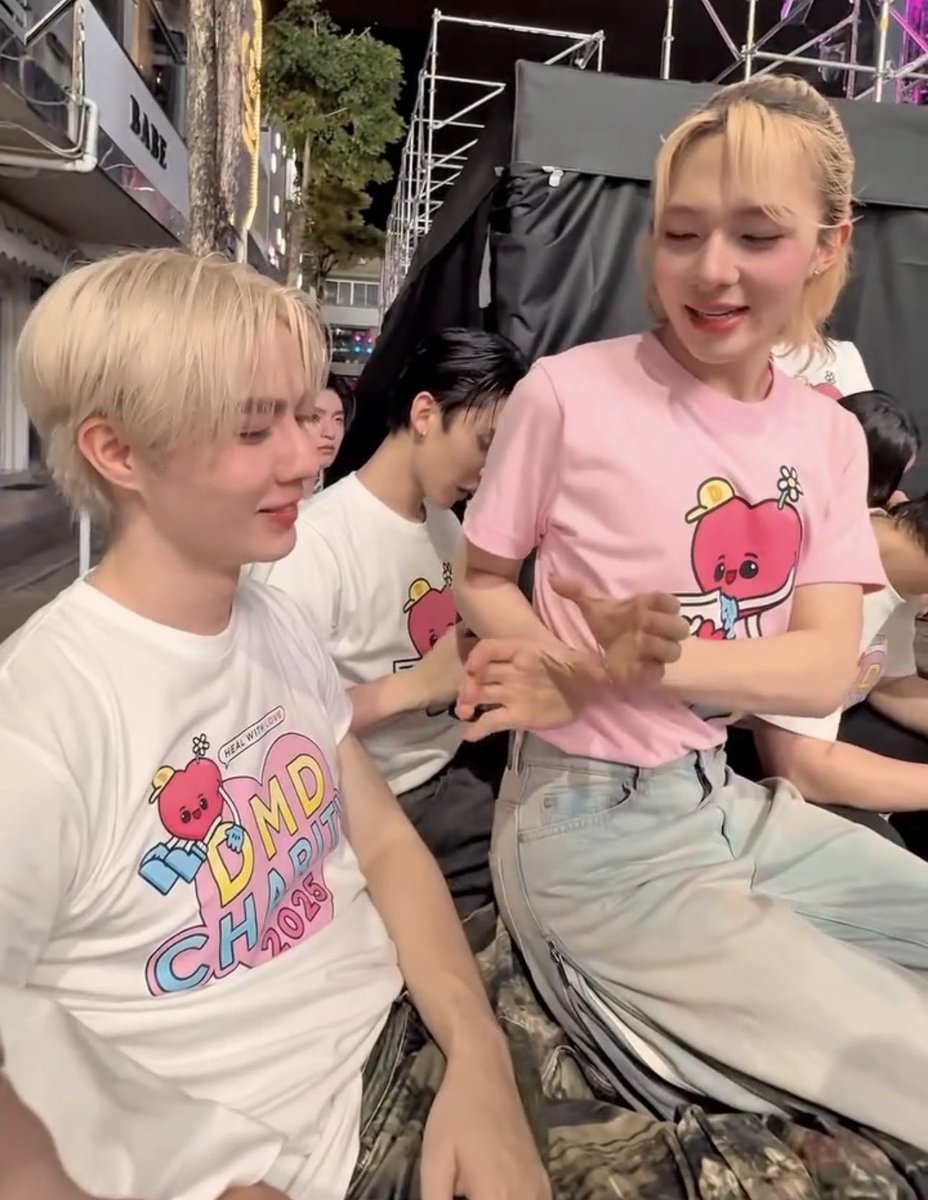 papangzn's tweet image. ตอนดูคู่อื่น                               ตอนแฟนมานั่งตักด้วย