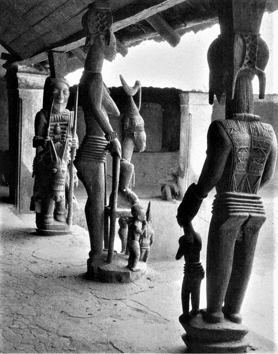 dejitoye's tweet photo. Ekiti, centre of the film's story, produced some of the most globally renowned Yoruba carvers; some already born during the war in focus. Their works could provide a guide to the decorative art of the period.

Pics 1&amp;2: Dada Areogun (1880-1954)
Pics 3&amp;4: Olowe of Ise (1873-1938) https://t.co/YqQwtO1SB2