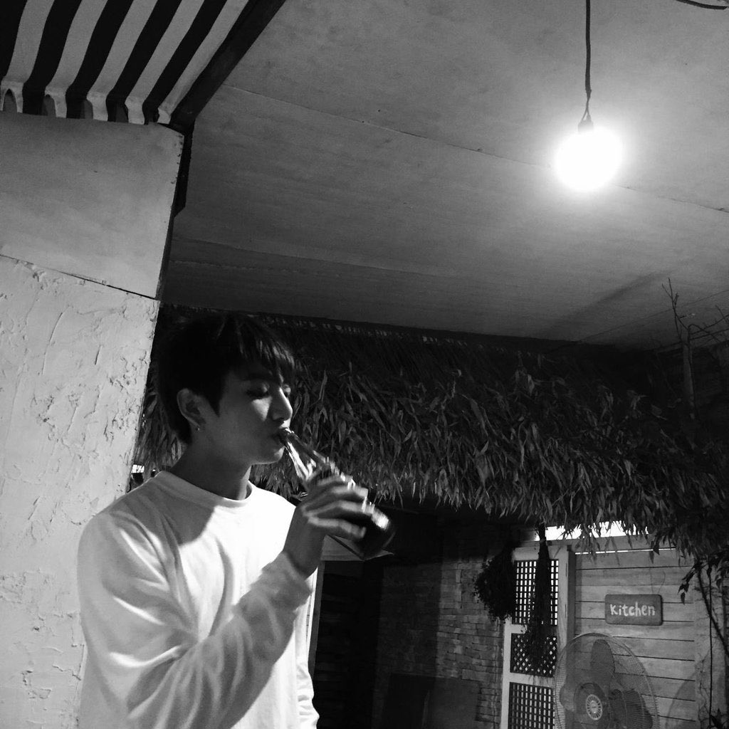 btschartsdailyc's tweet image. #V posted a new photos of #BTS content/HYYH content via Fancafe! (1)