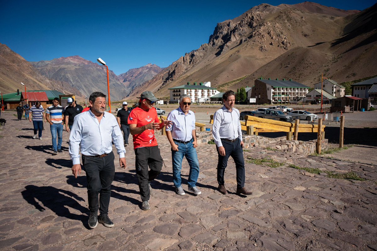 alfredocornejo's tweet image. En el inicio de la temporada de verano recorrimos Penitentes y la zona de Uspallata para supervisar en territorio los servicios y dispositivos que la Provincia dispuso ante el aumento del tránsito hacia el Paso Internacional Cristo Redentor. Anticiparnos es clave para ordenar,…