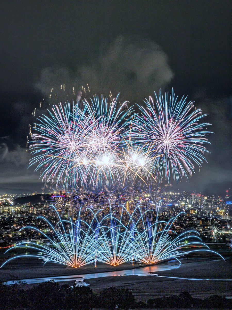 ぷうあさま専用 （原画）夜空に咲く花 ほか　5点おまとめ 昨夜、安倍川でクリスマスの夜に打ち上げられたサプライズ花火。 特等