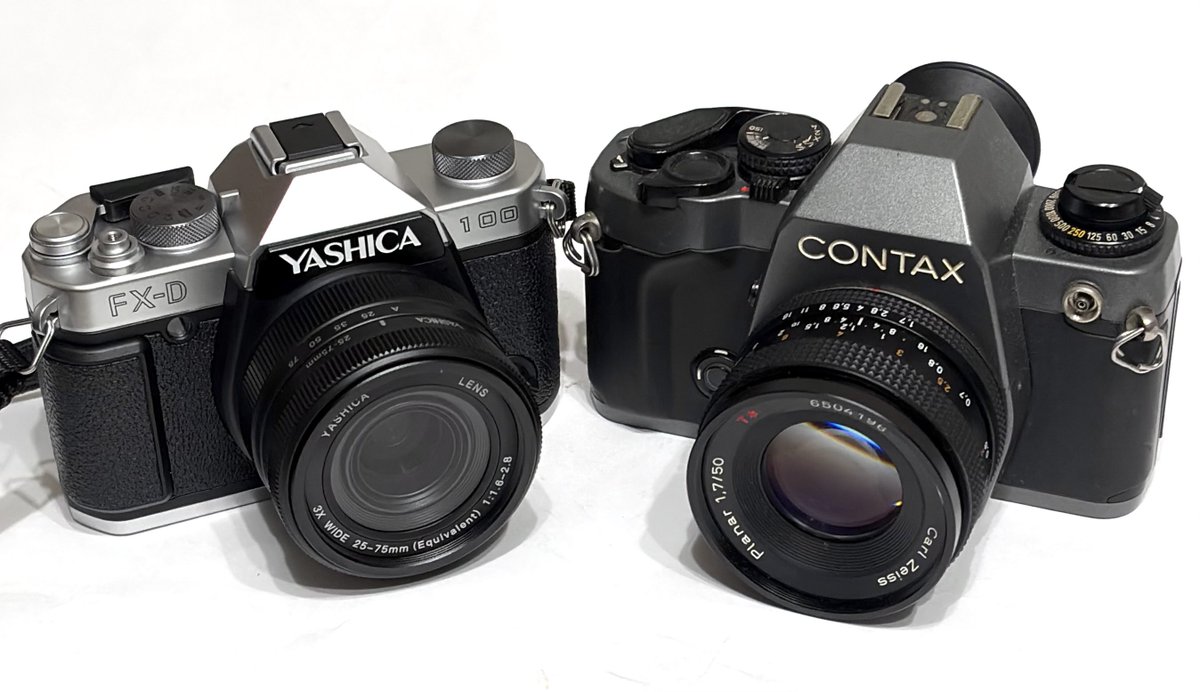 YASHICA FX-D100とCONTAX 159MMの比較。FX-D100の方が半回りは小さい