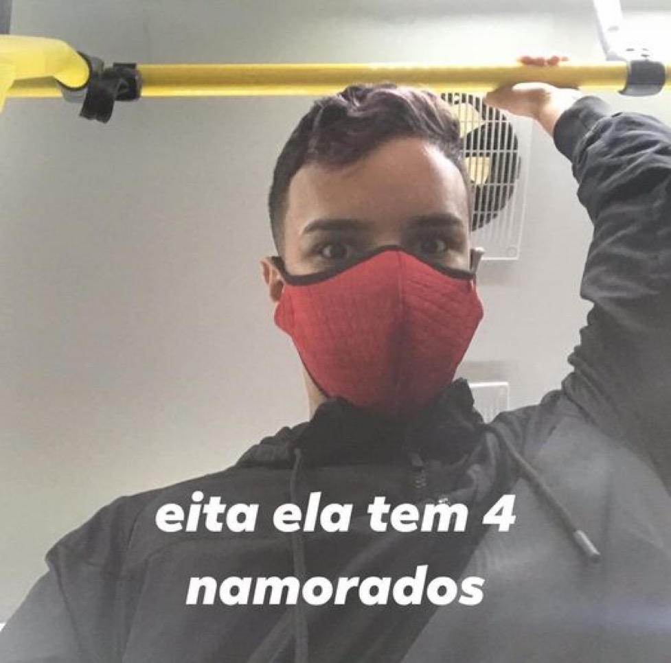 xotasagrada's tweet image. Eu no ônibus lendo a conversa dos outros: