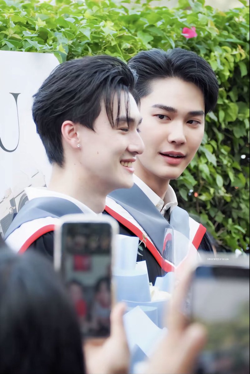 hujandibumiku's tweet image. i see no different🥺🥺
his gaze is still the same as before🥺

#LINEMANถูกสุดทุกวันwithDewTee #dewtee