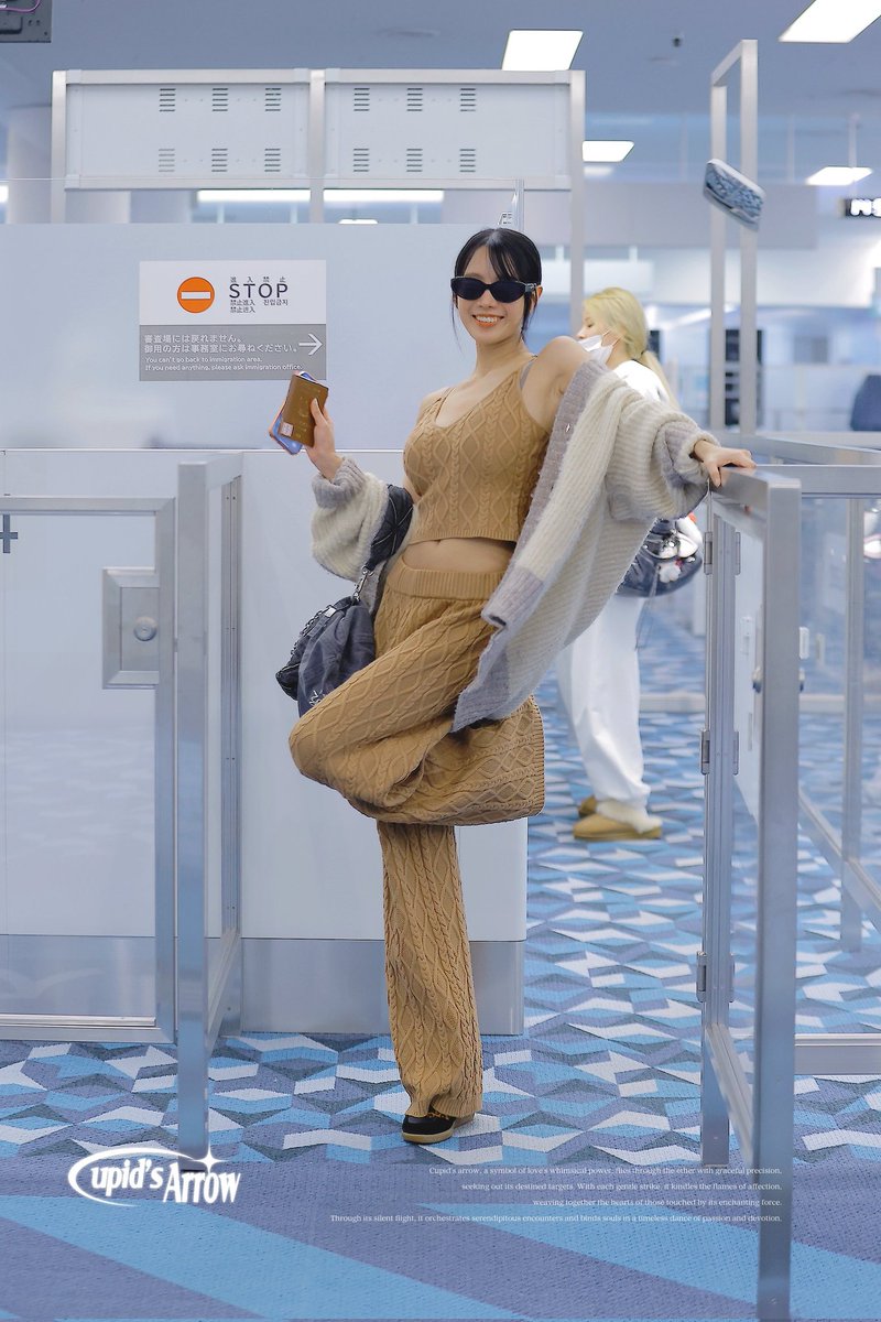 พี่บินไปทำงานก่อนนะจ๊ะอิติ่งแตดทั้งหลาย end ของน้อง คือ end ของใครหลายๆคนที่ใฝ่ฝันจ่ะ บัย 💋