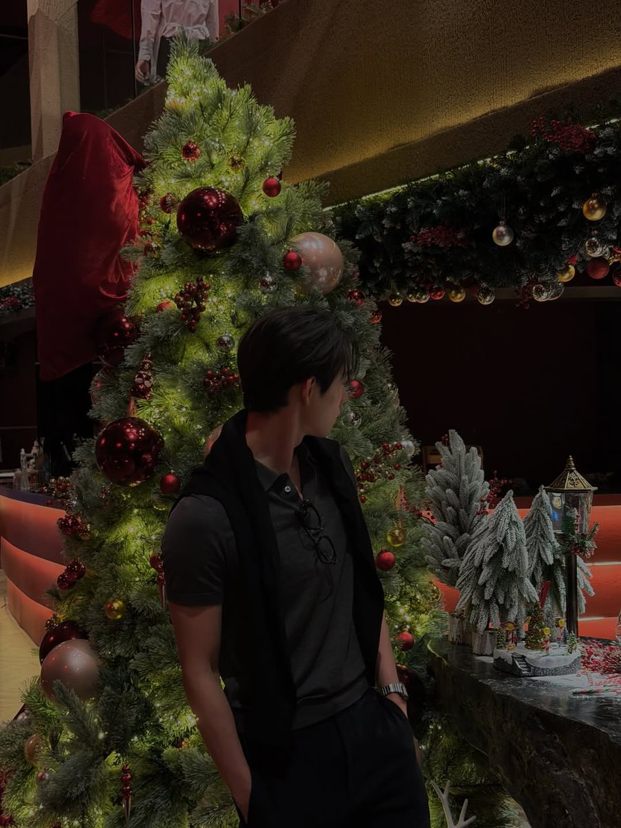 EST INSTAGRAM UPDATE!!

🦈: festive night ✨🎄

( #est_rvp )