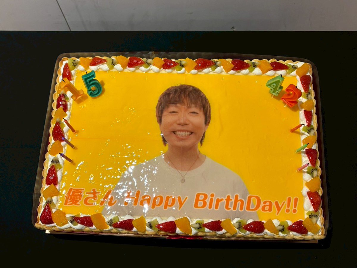 takahashiyu's tweet photo. こんばんは！
おかげさまで42歳の誕生日を迎えることが出来ました🎂出会ってくださった方々に、心底感謝です。お祝いのお言葉も読ませてもらっています。ありがとうございます✨
そんな本日はツアー初日！あきた芸術劇場ミルハスで唄わせていただきました！
最高の初日でした！
#自優悟奏秋田 #初公演 https://t.co/I1WZIrrE2v