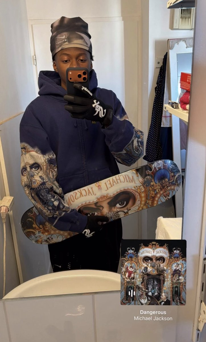 マイケルのスケボー本体これだけ飾ってもカッコ良さそうだなと考えては