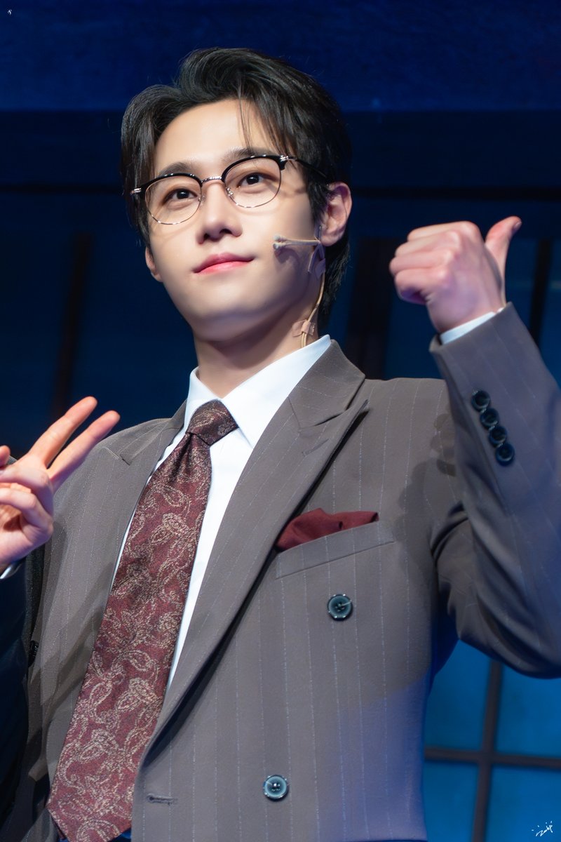 SS_02_SS's tweet image. 251226 밤 보더라인 피처링 

페브러리 #박주혁

우리 대표님 짱!
미모주사위 6!