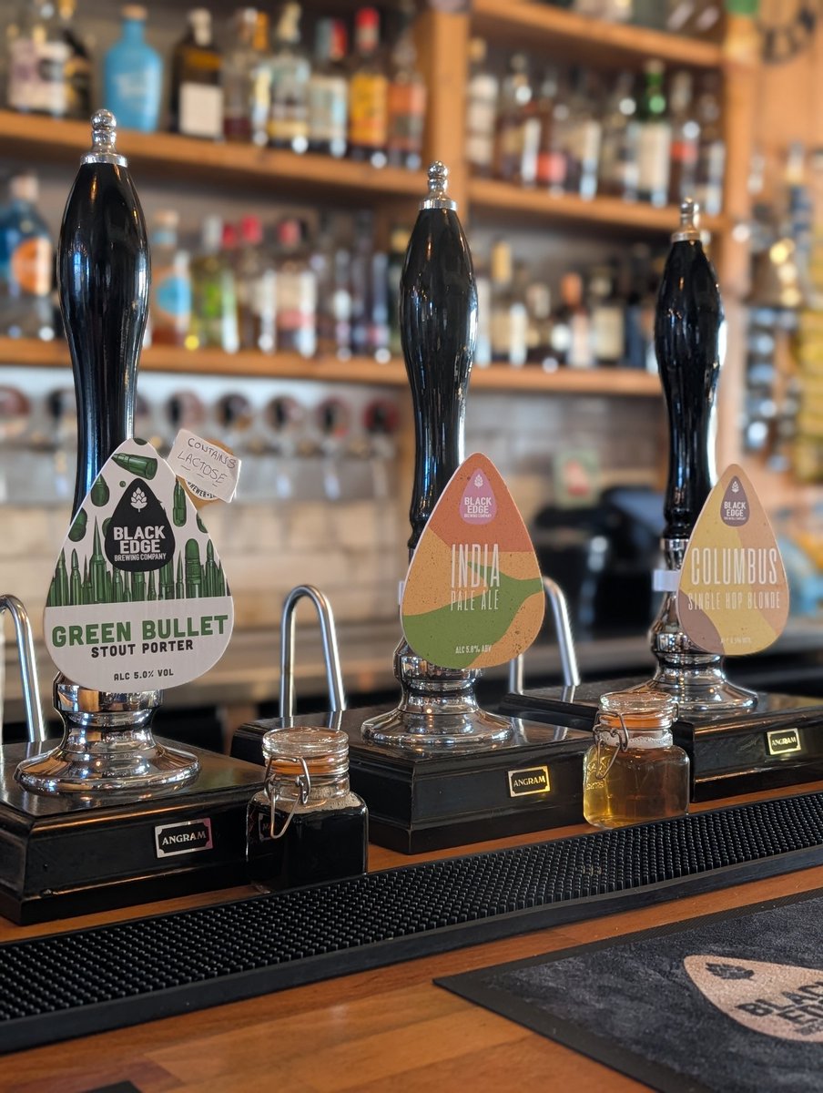 🍺 Our fabulous porter 'Green Bullet' just hit the taproom pumps 🍺

Open till late today, doors open early for the BWFC fans ⚽

Plus grab yourselves a pizza and get a voucher for 30% off a pizza in January! 🍕🔥

Come grab a boxing day bev 🥊

#beer #ale #boxingday #football