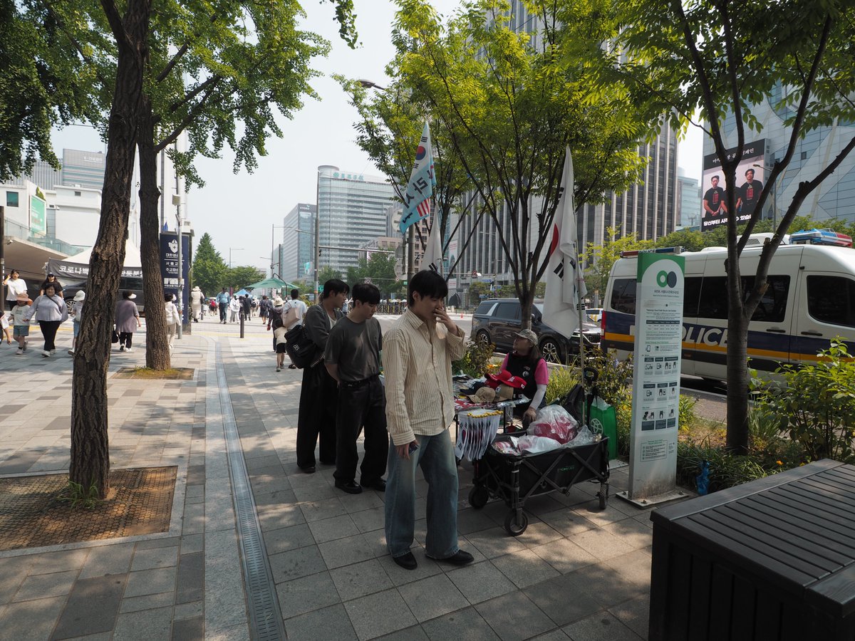 Tomstantinos's tweet photo. 親米右翼の露店で缶バッジを購入。
#令7旅10 #령7여10 https://t.co/HpGLtZh2lP
