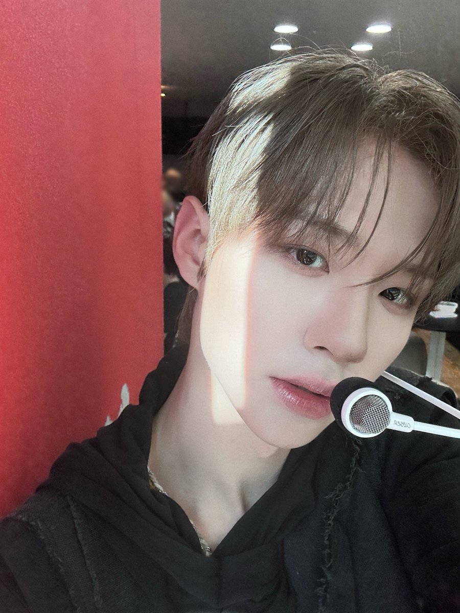 Weverse]251117 天気が嘘ついてる！ 絶対天気いいのに寒い