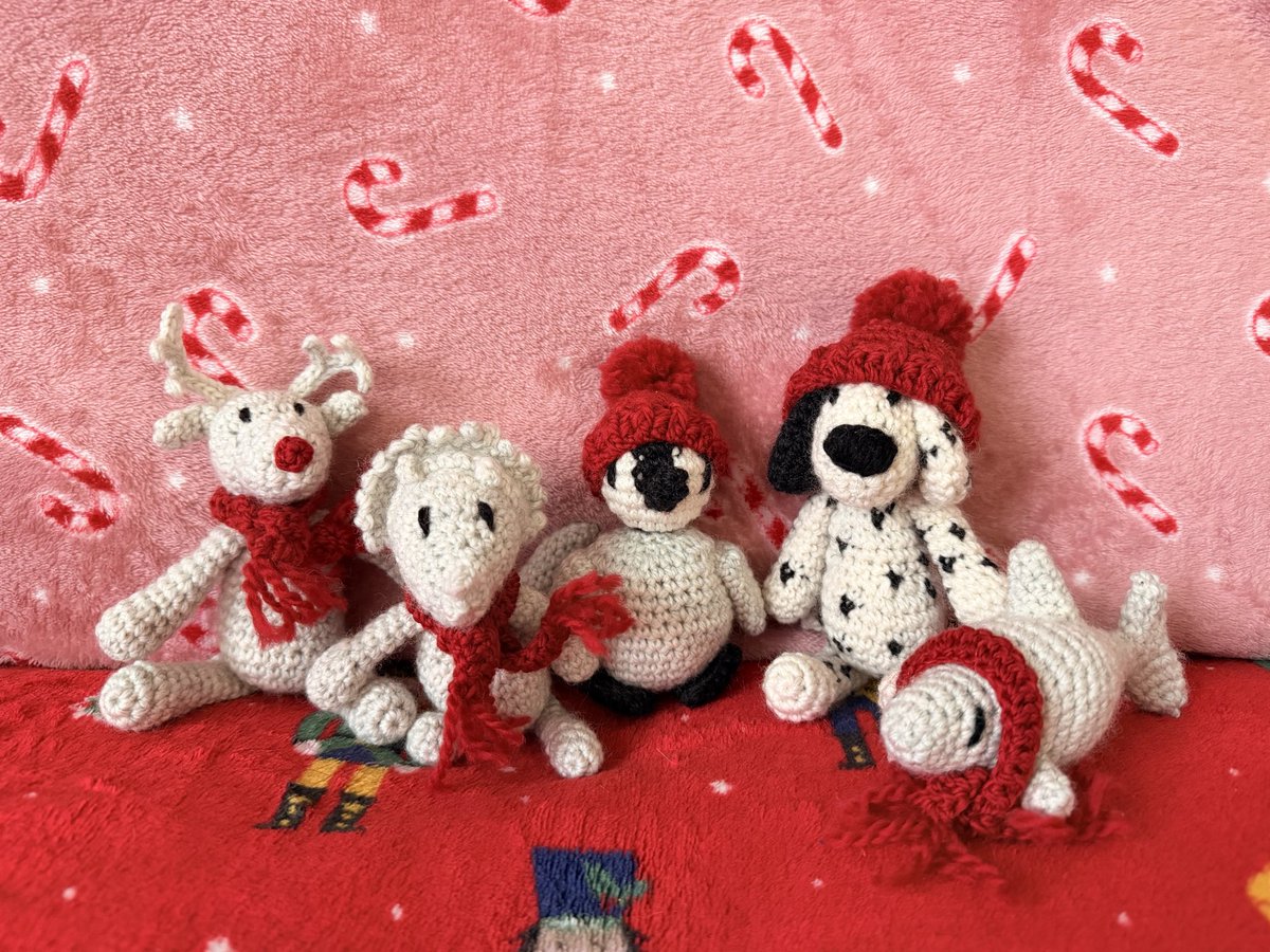 NatCBrooks's tweet photo. I can reveal my family Christmas cracker gifts! 🎁 🎄🎅🏼 Complete with festive scarves & hats! 🧣☃️ Enjoyed making these! 🥰 @toft_uk
#craftynat83 #toft #toftuk #edwardsmenagerie #edsanimals #kerrylordcrochet #crochet #christmas #christmascrackers🎉 #gift #familytime❤️ #memories https://t.co/tBVGGhmMNH
