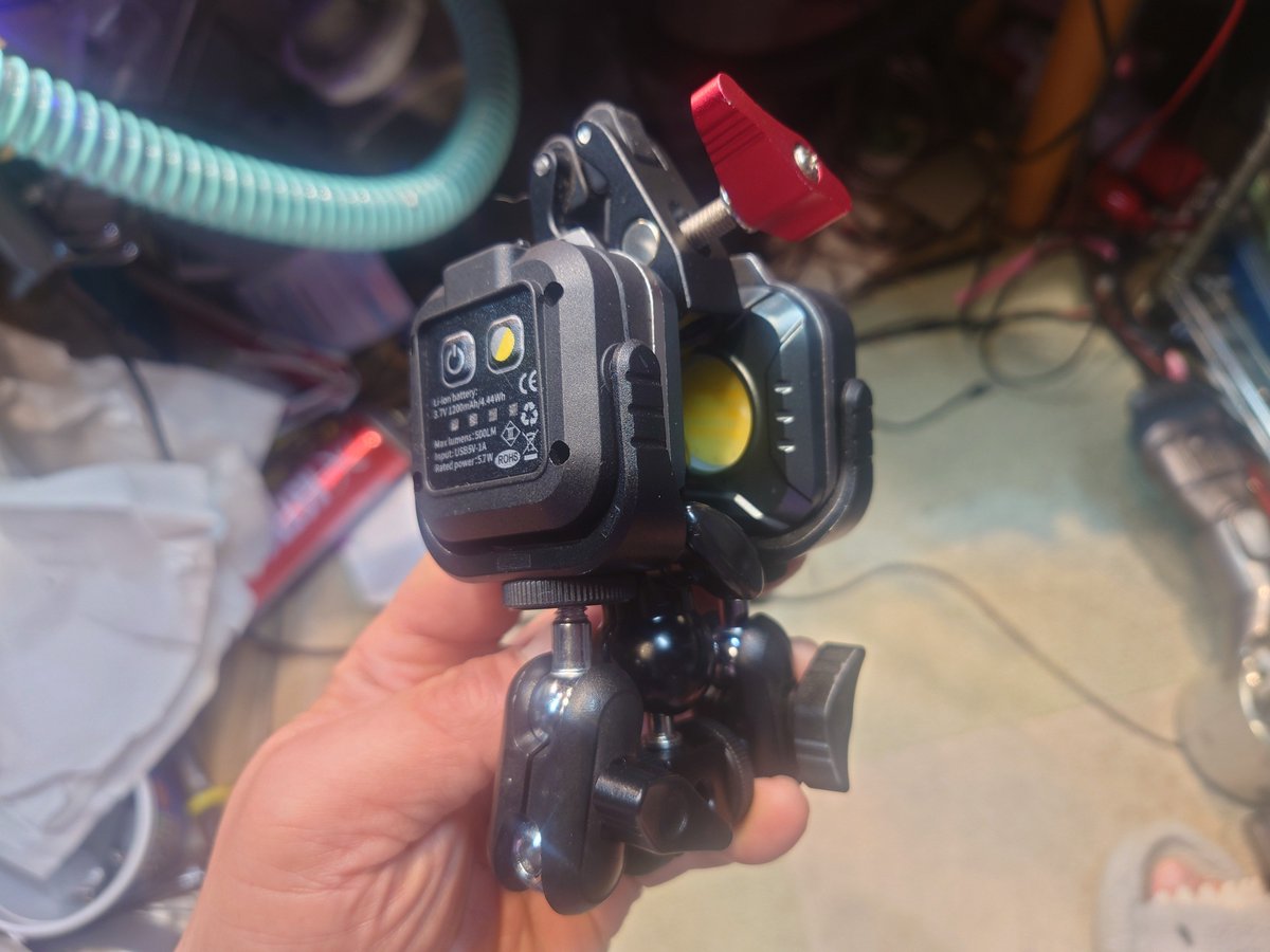ifoool's tweet image. 1000Lmの作業灯組んでみた😊
ライト本体は秋葉原の千石電商でGETしたやつ😁アームの底は磁石入ってるけどw1/4の穴もあったので尼で安いボールジョイントとカニばさみとキューブのジョイナー揃えて合体させた😆