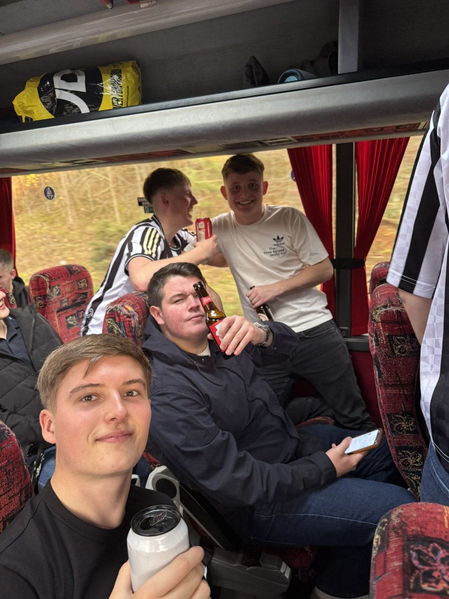 FOLLOW FOLLOW FOLLOW. Man U (a)