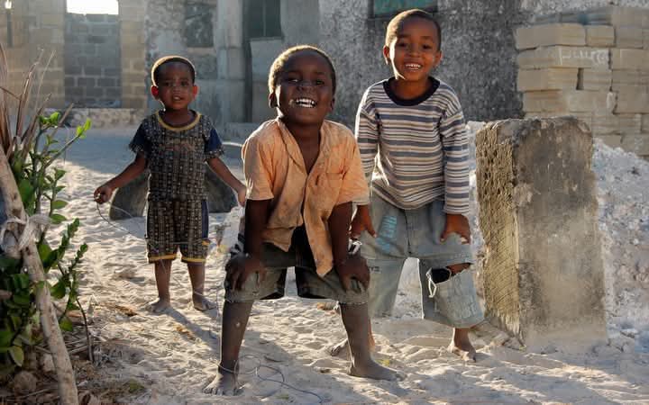 Rossella660's tweet image. Quando i missionari vennero in Africa loro avevano la Bibbia e noi avevamo la terra. 
Dissero: “Chiudiamo gli occhi e preghiamo”. 
Chiudemmo i nostri occhi. 
Quando li riaprimmo, noi avevamo la Bibbia e loro avevano la terra

Desmond Tutu
#26dicembre2021