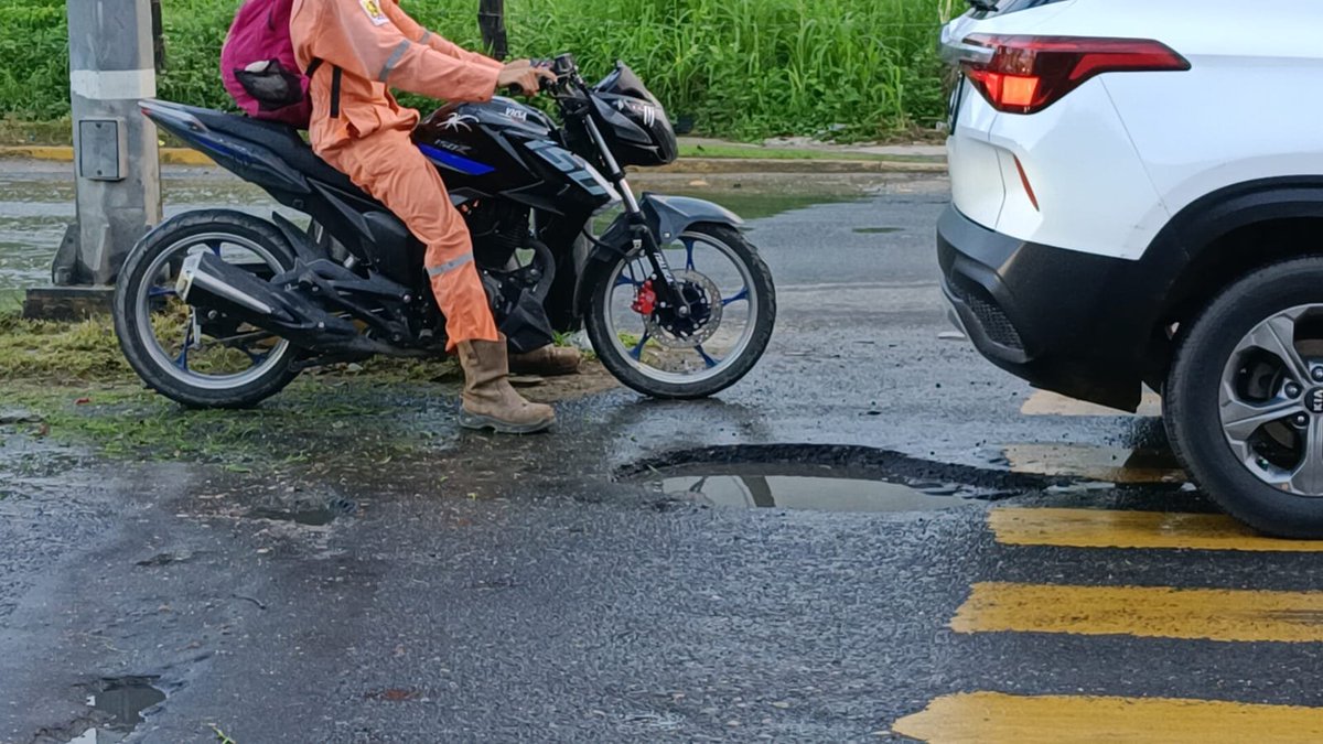 xevtfm's tweet photo. 📸 #EnFotos | Persiste fuga de agua potable sobre la vía periférico Carlos Pellicer en la entrada a la carretera a #Samarkanda. 📍
El agua ya generó baches en la vía y lodo en la banqueta que complican el paso de peatones. https://t.co/8ZfSoAyHLA