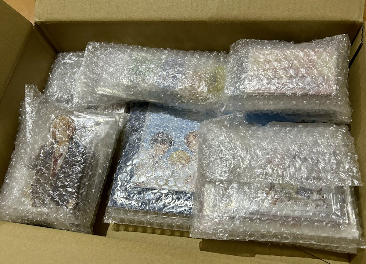 natume0606's tweet photo. 図書室のネヴァジスタ！グッズ！！届いた！！！迷ったけどこんなチャンス人生に2度あるか？？と思い全部頂いた最高 https://t.co/440OCmwTjk