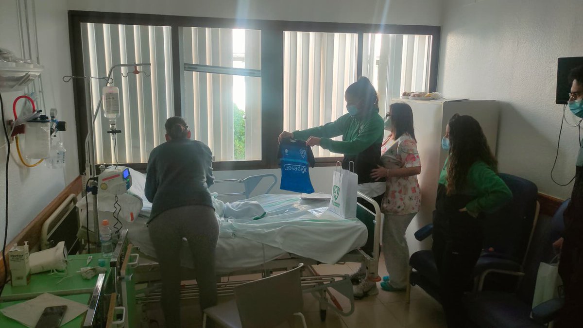 CDvillanovense's tweet photo. Cada año volvemos al hospital con el corazón lleno de ilusión. 🤍

Recibimos sonrisas enormes, miradas valientes y lecciones de vida que no se olvidan. Porque un detalle puede iluminar un día difícil, y acompañar también cura.

Gracias a todas las personas que lo hacen posible. https://t.co/fINnDLaf20