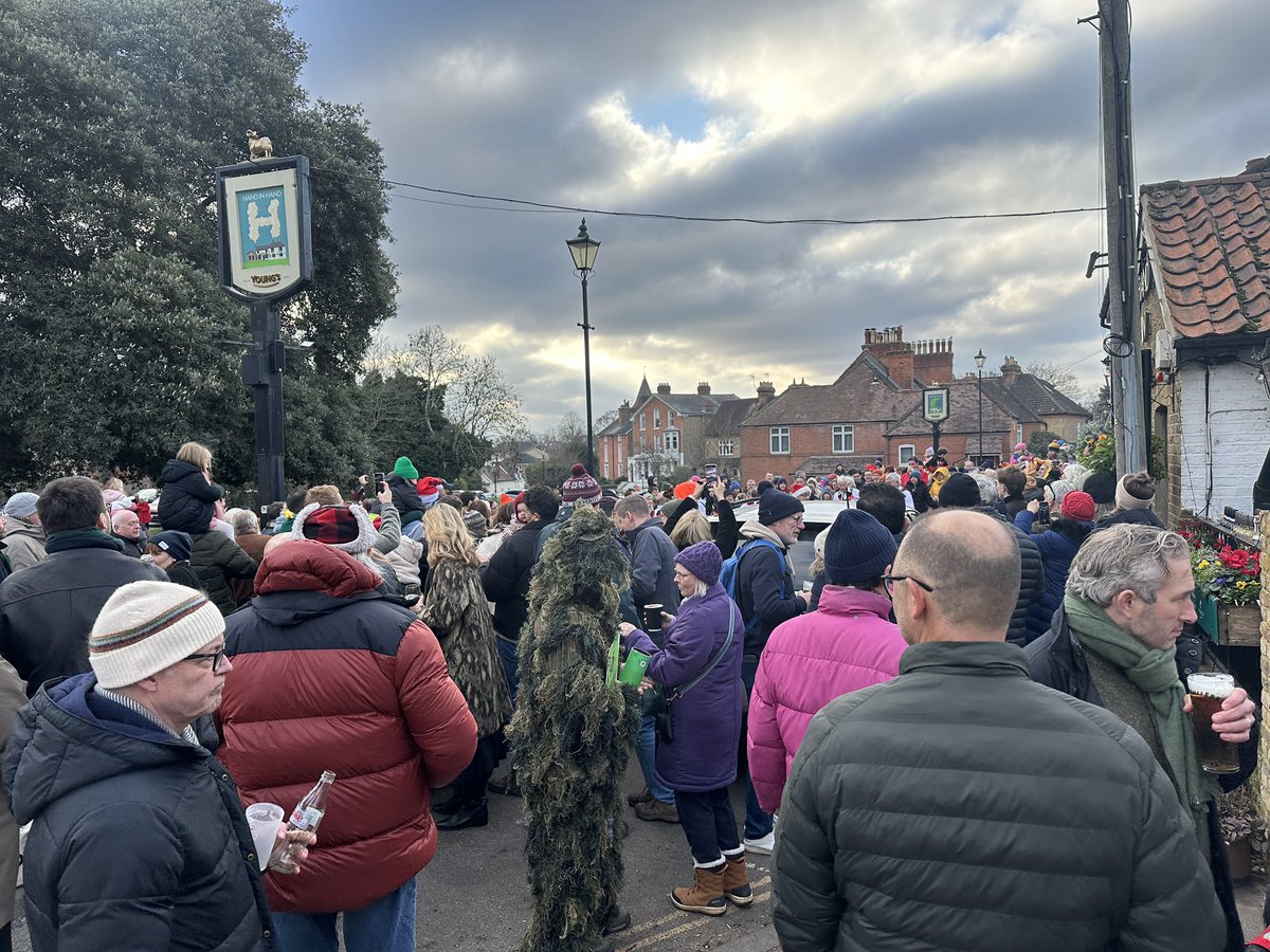 An Enthusiastic Boxing Day turnout for the Greensleeves Morris Dancers …🕺🏼🕺🏼
#boxingday #morrisdancing #greensleevesmorrismen #wimbledoncommon #wimbledon #morrismen