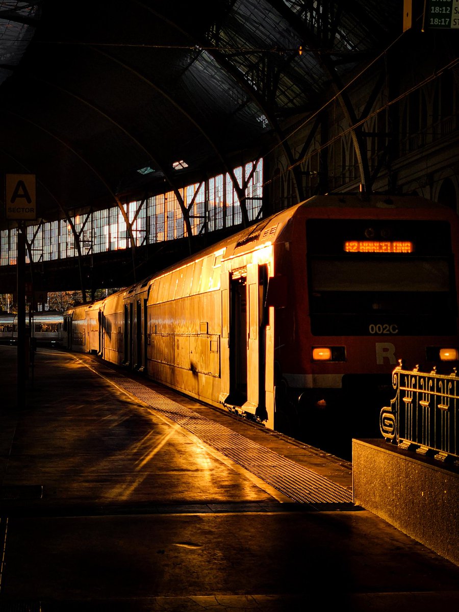 entro_banda's tweet image. Los amaneceres en Estació de França son especiales! @Renfe @rodalies