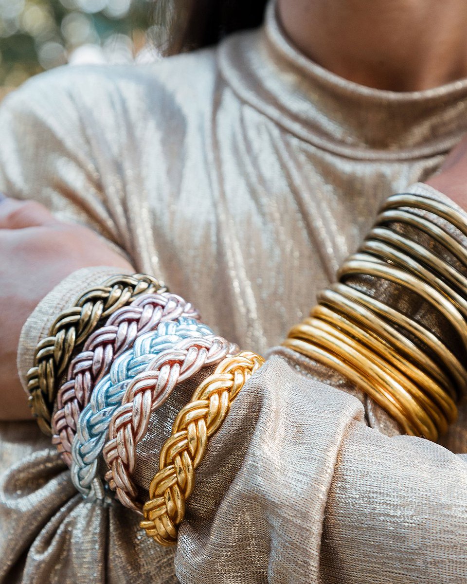 JewelsCentury21 llega a #Bisutex26 con sus joyas y pulseras pan de oro, auténticos 'must have': piezas luminosas, versátiles y muy demandadas por mujeres de todas las edades.

La colección se completa con los collares cuerno, un icono moderno que marca tendencia.