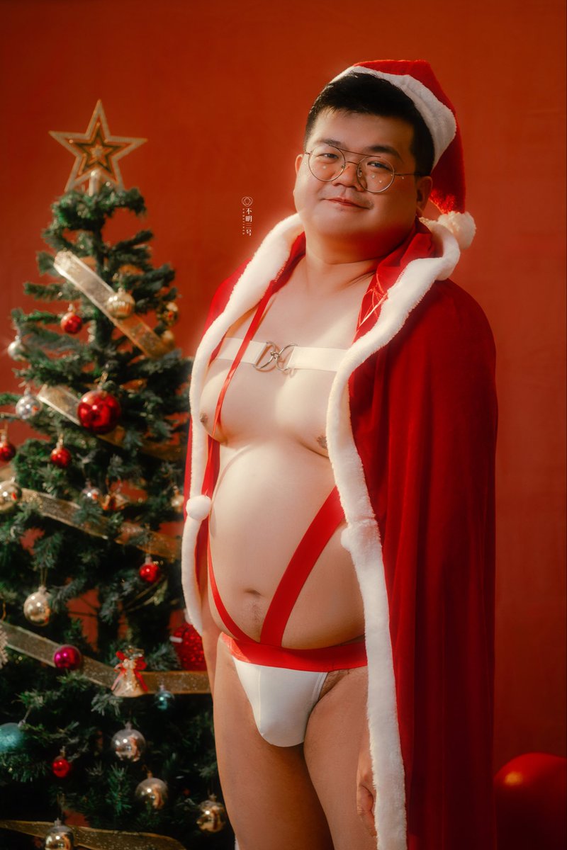 undefinedmy's tweet photo. UNDEFINED 不明三号 -Be Your Santaboy系列

灯饰收起，节日散场。 愉快的心情，还是我说了算。
Easy smile, easy energy. Keeping it light, keeping it real, just letting the good vibes stay.

模特 Liang &amp; Raku
化妆 Jerrow

#不明三号 #undefined #男性写真  
#beyoursantaboy #圣诞节快乐 https://t.co/zAvDr2rF1E