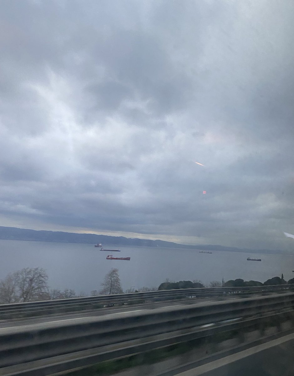 Arka ceplerimde taşıdığım telefon ve cüzdanı, sokaklarında yürürken ön veya iç ceplerime almak zorunda bırakan şehre gidiyorum :)