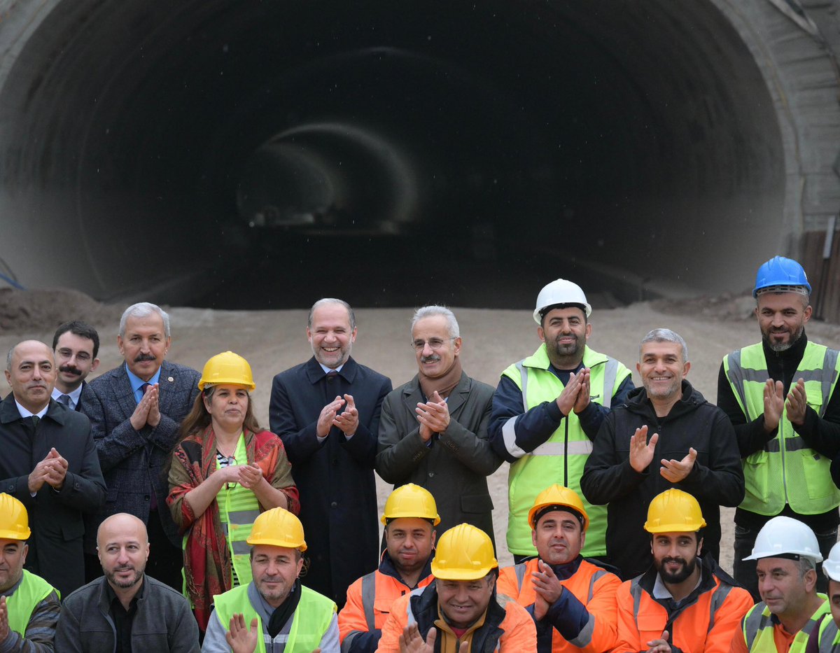 📌 İskenderun–Antakya Otoyolu şantiyesini ziyaret ederek çalışmalara ilişkin yetkililerden brifing aldık.

Hatay’ın üretim gücünü, limanlarını ve havalimanını bölge illeriyle kesintisiz biçimde buluşturacak toplam 69,7 kilometre uzunluğundaki proje ile;👇

🛣️ 19,2 kilometre