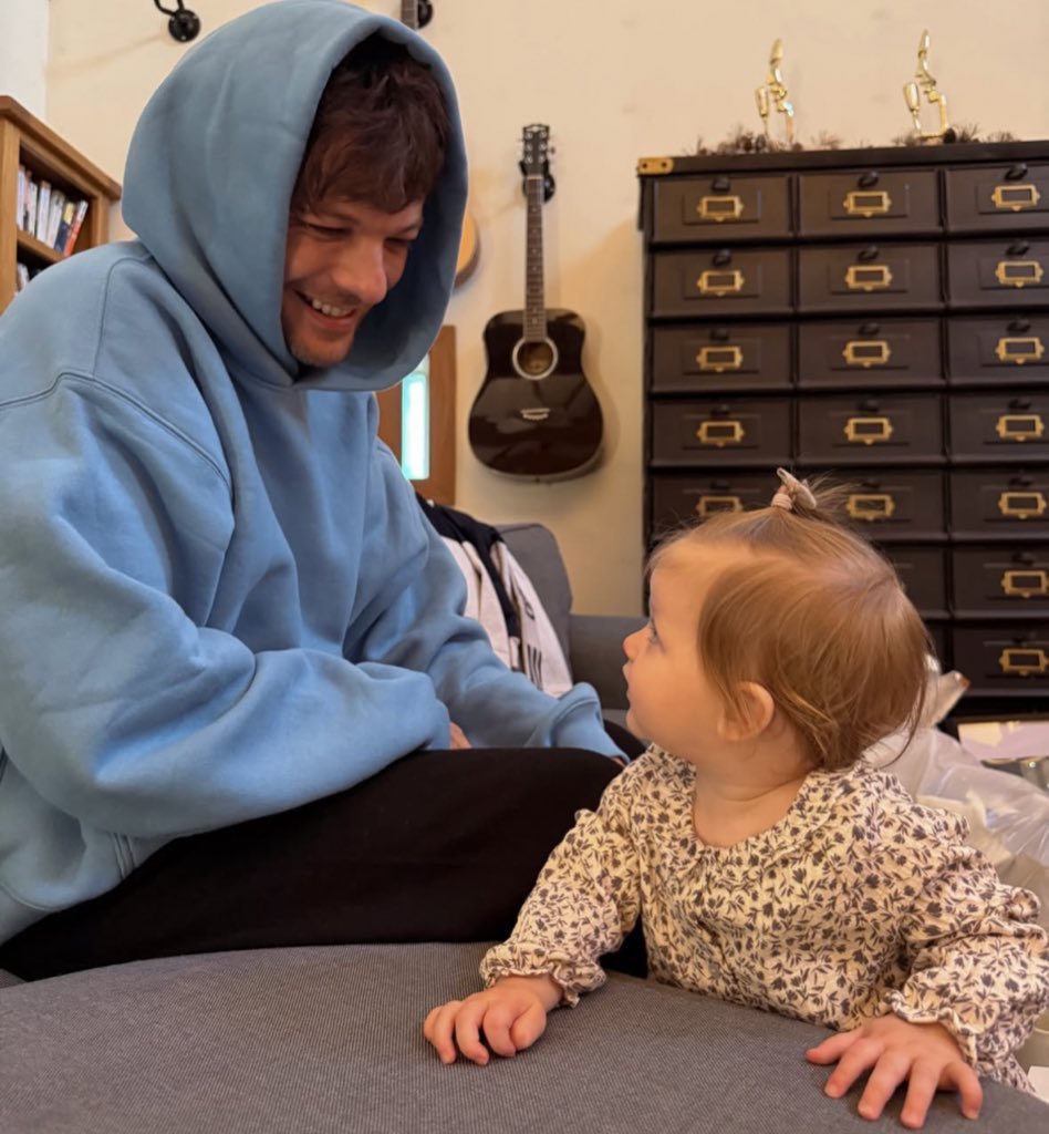 hdighere's tweet image. que foto linda da flossie olhando pra um bebê