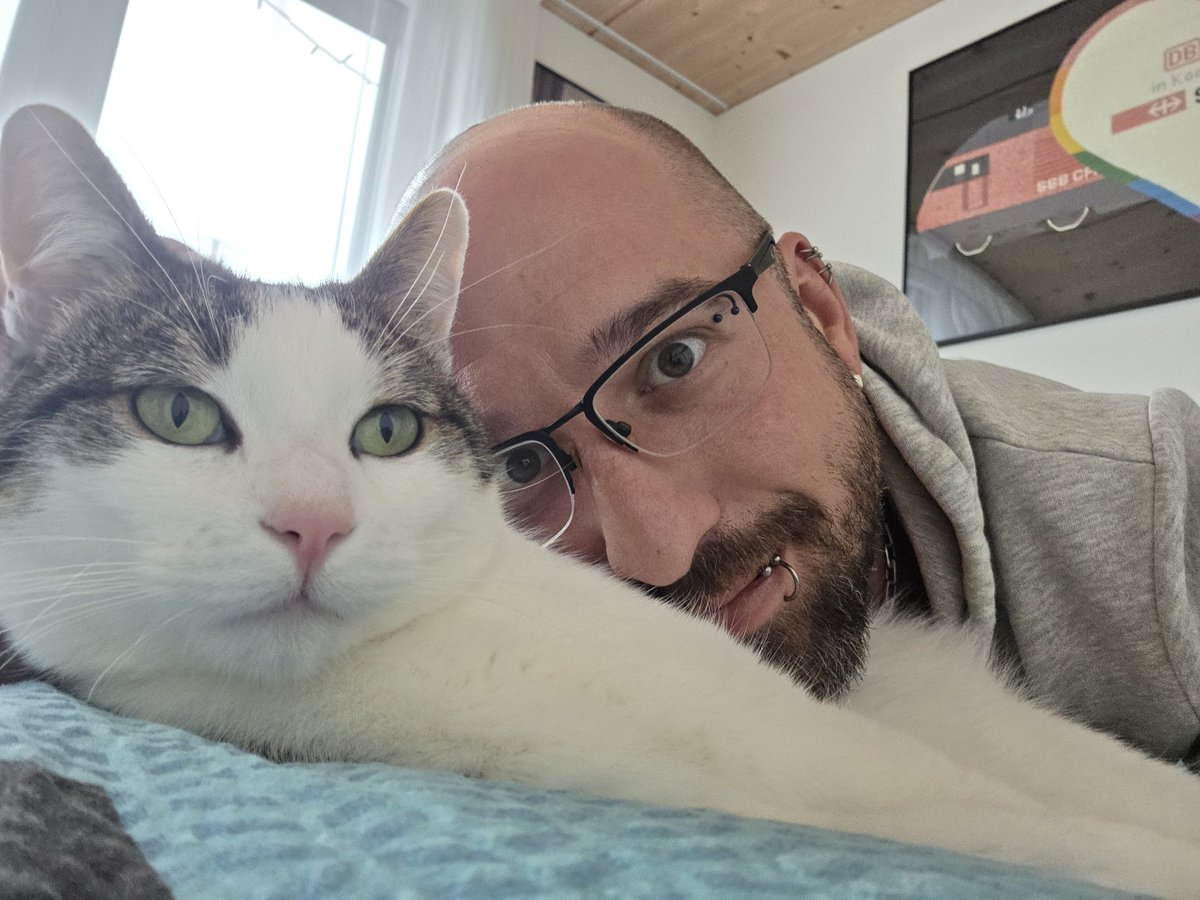 Jetzt noch etwas mit dem Kater knuddeln, 😴😴😴 und dann geht es später auf der Nachtschicht 🙄

#LokführerAlltag