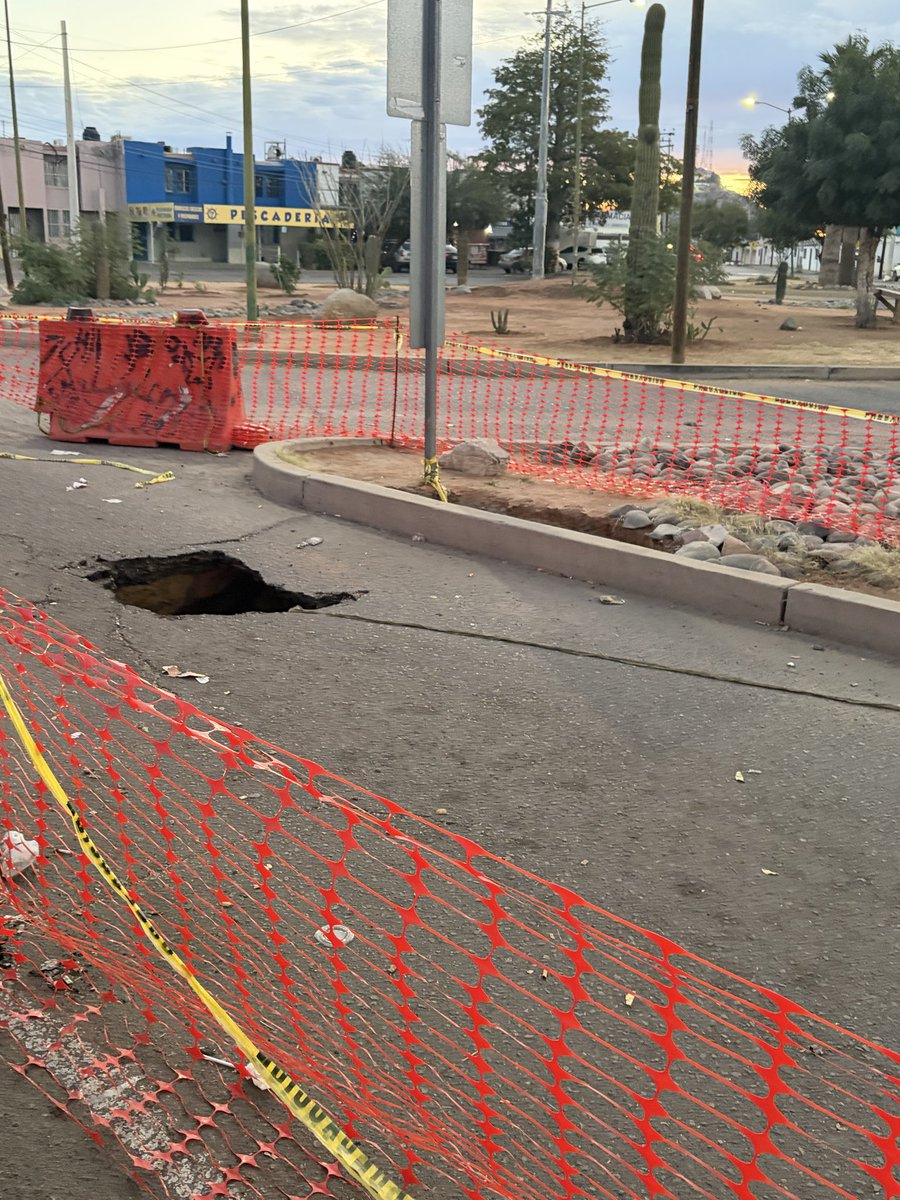 dalcz's tweet image. Feliz navidad al socavón, le amaneció un hermanito