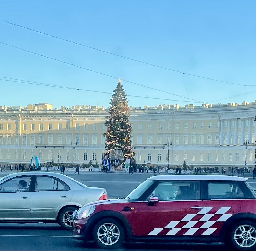 Ребята, я вам еще российского кринжа навалить пришел. Прикиньте, они ёлку днем НЕ ВЫКЛЮЧАЮТ!