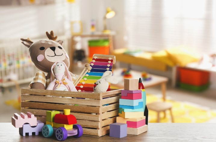 TSA's tweet image. If you’re pining for some tree-iffic info about traveling with toys in a carry-on bag, we can help you... fir sure. 🌲

Most toys are allowed in your carry-on (yes, even kinetic sand and remote controlled cars), but those resembling weapons must be checked.

#HolidayTravel