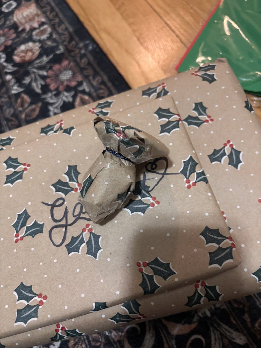 yehyukjy's tweet image. [251225] 🌕💭 | 10:15AM KST

ㅋㅋㅋㅋㅋㅋㅋ
look what donghae got me for christmas
i wonder what it is