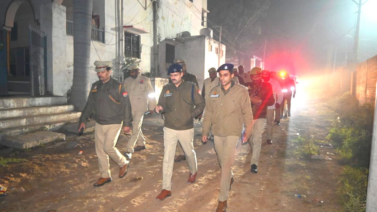 auraiyapolice's tweet photo. #UPPolice
#foot_patrolling
पुलिस अधीक्षक औरैया व क्षेत्राधिकारी बिधूना द्वारा जनपद की कानून व्यवस्था को प्रभावी व सुदृढ़ बनाये रखने के दृष्टिगत थाना कुदरकोट पुलिस बल के साथ थाना कुदरकोट क्षेत्र के मुख्य चौराहों, बाजारों तथा सार्वजनिक/भीड़भाड़ वाले स्थानों पर पैदल गस्त करते हुए संदिग्ध व्यक्ति/वाहनों को चेक किया व लोगों से संवाद करके उनको सुरक्षा के प्रति आश्वस्त किया गया।