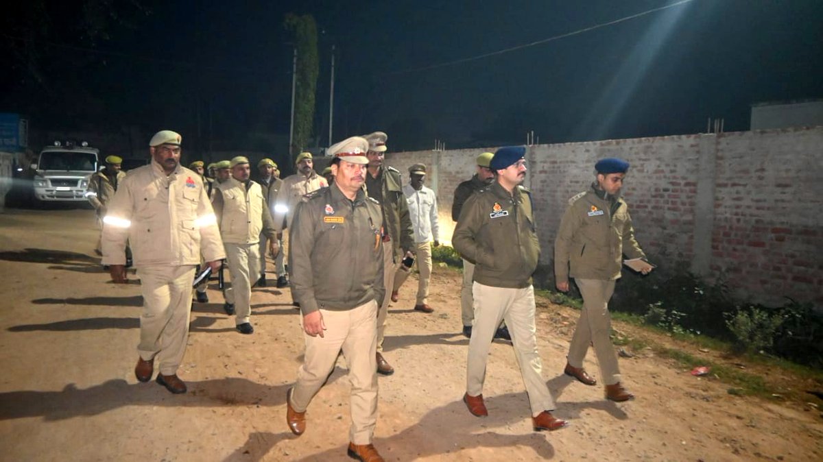 auraiyapolice's tweet photo. #UPPolice
#foot_patrolling
पुलिस अधीक्षक औरैया व क्षेत्राधिकारी बिधूना द्वारा जनपद की कानून व्यवस्था को प्रभावी व सुदृढ़ बनाये रखने के दृष्टिगत थाना कुदरकोट पुलिस बल के साथ थाना कुदरकोट क्षेत्र के मुख्य चौराहों, बाजारों तथा सार्वजनिक/भीड़भाड़ वाले स्थानों पर पैदल गस्त करते हुए संदिग्ध व्यक्ति/वाहनों को चेक किया व लोगों से संवाद करके उनको सुरक्षा के प्रति आश्वस्त किया गया।