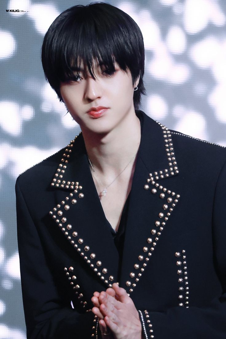 <a href="/jiriddingz/">JIRIDDINGLAND</a> Arash menoleh ke arah kedua mempelai yang berdiri di hadapannya. 
"Apakah kedua mempelai telah siap?" Tanyanya kepada kedua mempelai yang terlihat gugup tetapi bahagia.